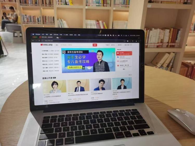 手工羽毛扇網(wǎng)站如何憑借傳統(tǒng)工藝傳承擴(kuò)大流量？同行都是怎么做的？
